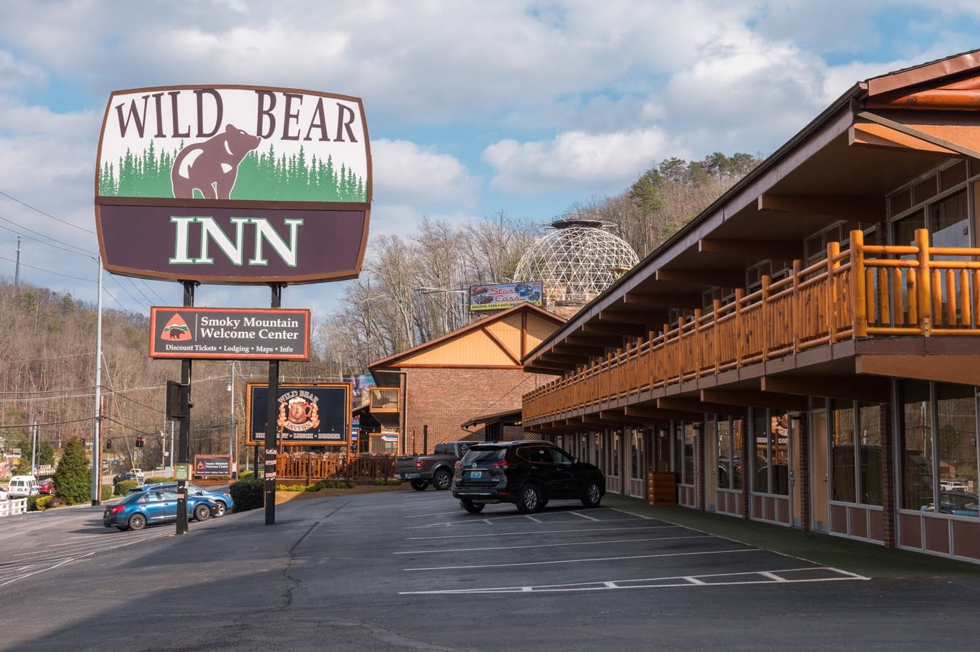 May be an image of road and text that says "WILD WILDBEAR BEAR INN Smoky Mountain Welcome Center Ûsoun"